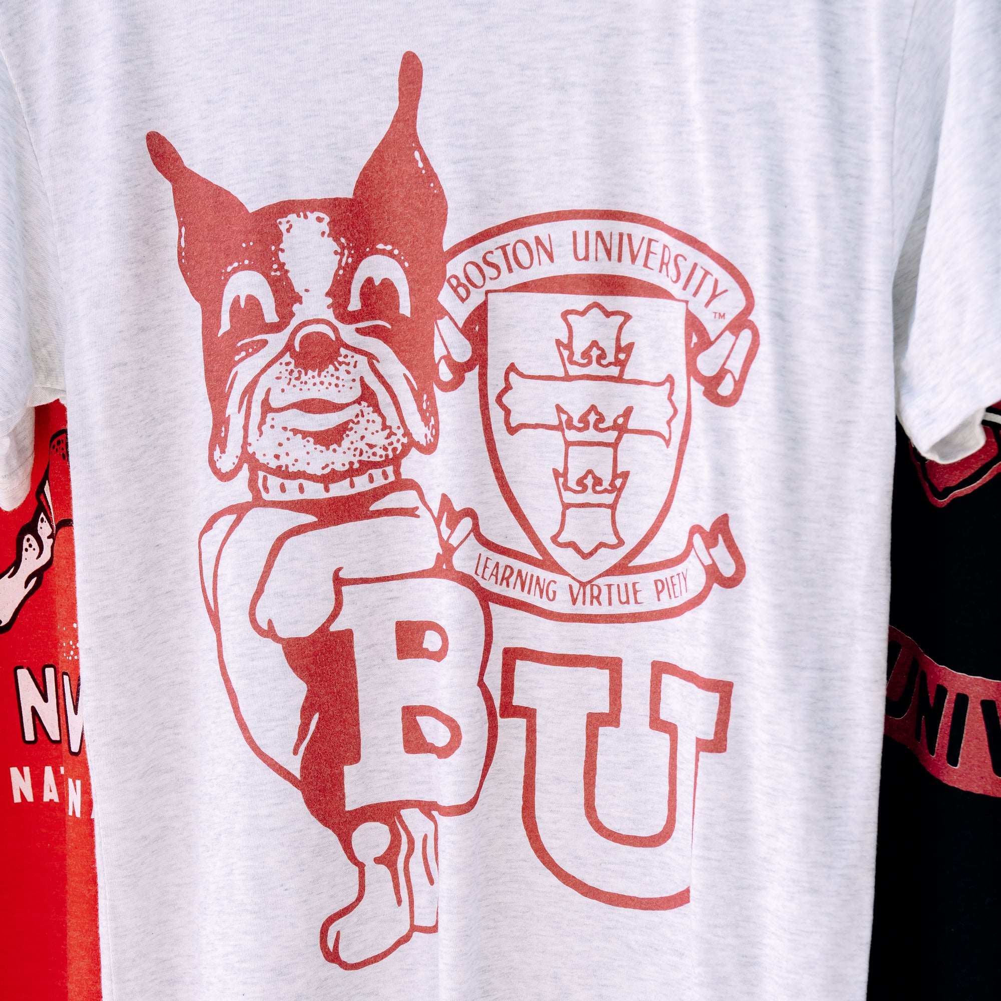 Vintage Boston University Seal & Mascot Tee - A Must-Have!